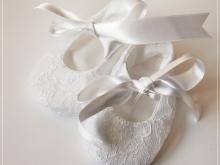 Бебешки пантофки с бяла дантела