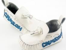 Бели мокасини с име в светло синьо