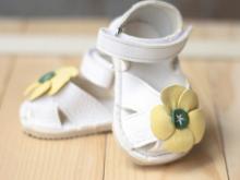 Бели сандали с име или апликация