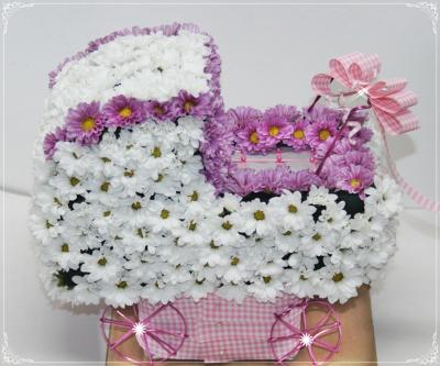Букет Бебешка количка от живи цветя