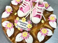 Пита за бебе с пантофки и име на дете