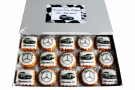 Кутия ръчно моделирани сладки с емблема на Мерцедес