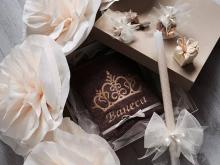 Бродерия с корона и име или послание