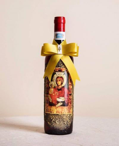 Червено вино с лика на Троеручица