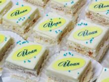 Петифури в синьо / плато 25 бр.