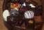 Шоколадова кошница с бонбони от натурален и млечен шоколад