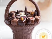 Шоколадова кошница с бонбони от натурален и млечен шоколад